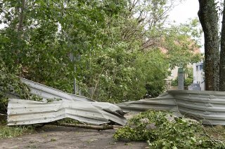 La tempête qui a balayé la Chaux-de-Fonds a causé un mort, fait plusieurs blessés et endommagé de nombreux bâtiments, parmi lesquels la patinoire des Mélèzes.