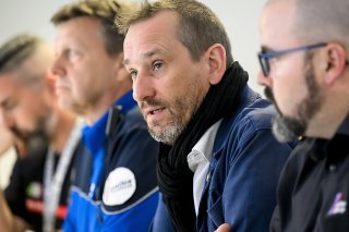 Le président de la Ville de La Chaux-de-Fonds Jean-Daniel Jeanneret, deuxième depuis la droite, a évoqué une évolution positive en 24 heures, même si la situation demeure préoccupante.