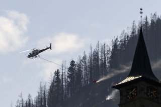 Un hélicoptère d'Air Zermatt en action au-dessus de Bitsch (archives).