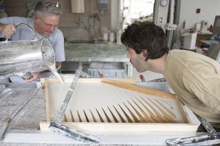 Leo Pichler (à gauche), de Swisskeramik, en train de préparer les plaques de l'oeuvre "Tilo", en mars dernier.