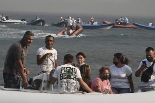 Les feux sont sous contrôle en Grèce, mais les pompiers restent à pied d'oeuvre, des vents étant annoncés ce week-end. Ici, des résidents de Volos, dans le centre du pays, évacués jeudi.