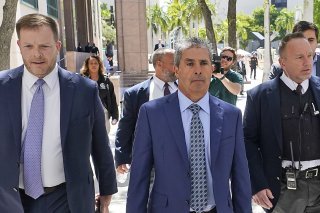 Le gérant de la propriété de Donald Trump en Floride, Carlos De Oliveira (au centre), est accusé d'avoir détruit des éléments de preuve susceptibles de faire du tort à M. Trump.