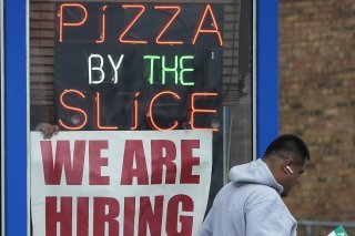 Les créations d'emplois du secteur privé aux Etats-Unis ont de nouveau surpris en juillet avec 324'000 nouveaux emplois, deux fois plus qu'attendu, montrant que le marché de l'emploi reste solide.