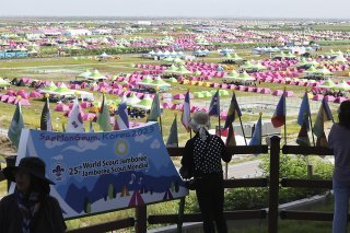 Après la canicule qui a pesé sur la première partie du camp, c'est l'annonce d'un typhon qui vient maintenant perturber la manifestation.