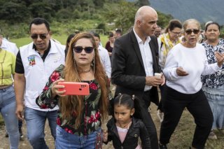 La réinsertion d'anciens combattants de l'organisation de guérilla Farc en Colombie progresse. Le président de la Confédération Alain Berset s'est montré impressionné lors de sa visite mercredi d'une salle de réinsertion à Dabeiba.