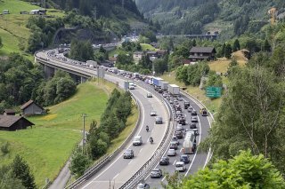 Les voyageurs rentrant de vacances devaient à nouveau s'armer de patience samedi pour franchir le tunnel du Gothard (archives).