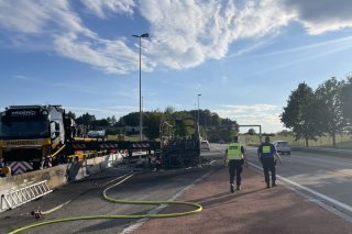 Les occupants du car, totalement calciné, ont pu quitter le véhicule à temps.