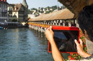 Il y a exactement 30 ans, le pont de la Chapelle partait en flammes à Lucerne. Une exposition vient d'ouvrir pour s'en souvenir, mais aussi pour revenir sur l'histoire du plus vieux pont en bois d'Europe.