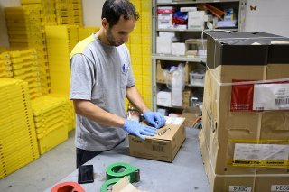 Les activités en repli dans les secteurs des lettres et des colis, ainsi qu’aux guichets, continuent de peser sur le résultat de l'entreprise, explique mercredi la Poste.