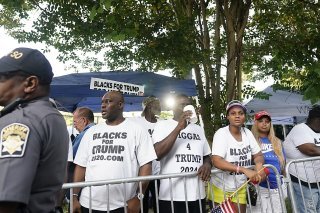 Des supporters de Donald Trump se sont réunis à l'extérieur de la prison du comté de Fulton où il doit se présenter jeudi soir.