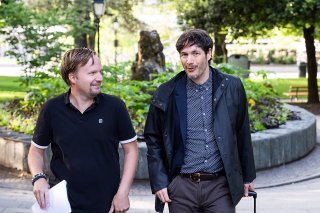 Pour le procureur général, le journaliste (ici avec son avocat) s'est rendu coupable de publication de débats officiels secrets en écrivant dans un article des extraits du rapport d'une commission du Grand Conseil sur l'affaire dite des constructi...