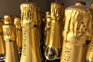 Avec plus de 104 millions empochés à l'Euro Millions, le très heureux gagnant pourra sabler le champagne. (photo prétexte)