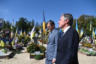 A Kiev, Antony Blinken s'est rendu dans un cimetière pour déposer une gerbe à la mémoire des soldats ukrainiens tués au front.