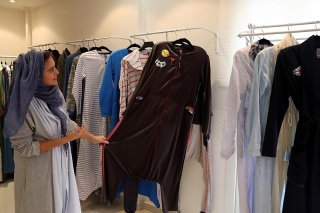 Le port de l'abaya "s'inscrit dans une logique d'affirmation religieuse", a estimé le juge des référés, qui avait été saisi en urgence par l'association Action droits des musulmans (ADM).