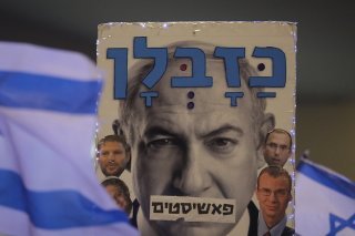 Des milliers de personnes ont à nouveau manifesté samedi soir à Tel-Aviv et dans d'autres villes israéliennes contre un projet de réforme de la justice controversé.