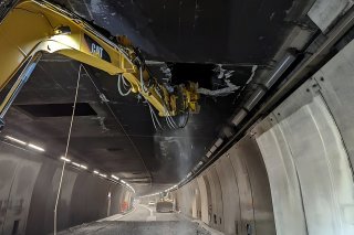 Les travaux de remise en état du tunnel routier du Gothard, fermé depuis dimanche, se sont poursuivis mercredi. L'Office fédéral des routes (OFROU) compte toujours sur une réouverture au trafic cette semaine encore.
