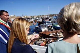 Giorgia Meloni (à gauche) s'est rendue dimanche à Lampedusa avec la présidente de la Commission européenne Ursula von der Leyen (à droite).