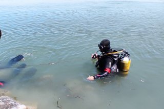 Les collaborateurs locaux d'Handicap International peuvent désormais déminer leurs accès par l'eau dans une partie de la Syrie.