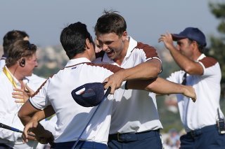 Hovland et Aberg s'embrassent après avoir signé un succès historique samedi matin KEYSTONE/AP/Gregorio Borgia