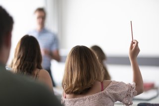 Les titulaires d'une maturité gymnasiale ou spécialisée gagnent peu dans les deux ans suivants mais la tendance s'inverse une fois leurs études achevées (archives). KEYSTONE/GAETAN BALLY