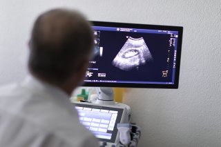 En 2021, un médecin sur quatre en Suisse était âgé de 60 ans ou plus (image symbolique). KEYSTONE/GAETAN BALLY
