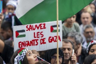 Les manifestants ont dénoncé la politique d'apartheid menée par le gouvernement israélien, l'impunité dont bénéficie l'Etat hébreu et le blocus auquel est soumise la population de la bande Gaza. KEYSTONE/MARTIAL TREZZINI