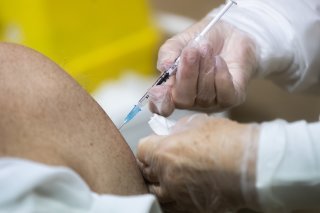 La vaccination contre le Covid-19 pour les personnes de plus de 65 ans est gratuite (archives). KEYSTONE/TI-PRESS/SAMUEL GOLAY