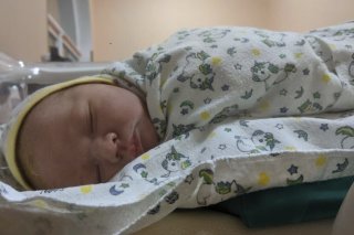 Le nombre de naissances a reculé de près de 8% en Suisse l'an dernier. La situation financière ou l'inquiétude générale face à l'avenir peut avoir joué un rôle, selon l'Office fédéral de la statistique. (photo symbolique) KEYSTONE/AP/ANASTASIIA HAVRYSHENKO