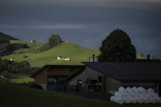Le comité d'initiative insiste sur le fait que les cantons ne puissent désigner de zones spéciales où des constructions seront possibles que si la biodiversité, la culture du bâti et le paysage en profitent aussi (image d'illustration). KEYSTONE/GIAN EHRENZELLER