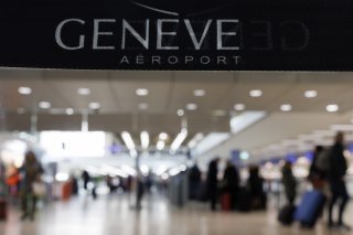 A Genève Aéroport, les passagers d'easyJet pourront désormais enregistrer leurs bagages en soute de manière autonome via des bornes automatiques (image d'illustration). KEYSTONE/SALVATORE DI NOLFI