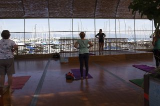 La Ville de Genève propose plus de 55 cours de sport gratuits cet hiver, dont du yoga (image d'illustration) KEYSTONE/SALVATORE DI NOLFI