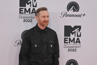 Le DJ star français David Guetta était attendu à la cérémonie qui aurait dû se tenir le 5 novembre à Paris. Il était également présent à l'édition 2022 qui avait eu lieu à Düsseldorf, en Allemagne (Archives). KEYSTONE/DPA/HENNING KAISER
