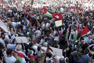 Comme ici à Tunis, des dizaines de milliers de personnes ont manifesté leur soutien au peuple palestinien dans les villes arabes après la prière du vendredi. KEYSTONE/AP/Hassene Dridi
