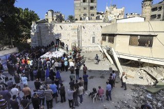 Selon le Hamas, la libération de deux otages serait due aux bons offices du Qatar alors que la population de Gaza constate les dégâts infligés à une église orthodoxe (Photo prétexte). KEYSTONE/AP/Abed Khaled