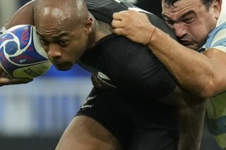 Le Néo-Zélandais Mark Telea, à gauche, tente de se débarrasser de l'Argentin Agustin Creevy. KEYSTONE/AP/Christophe Ena