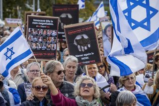 Des centaines de personnes ont manifesté dimanche devant les Nations Unies à Genève pour réclamer la libération des otages du Hamas. KEYSTONE/MAGALI GIRARDIN