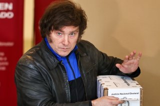 Arrivé deuxième du premier tour de la présidentielle, Javier Milei confirme sa percée depuis son irruption sur la scène politique il y a deux ans. KEYSTONE/EPA/Juan Ignacio Roncoroni