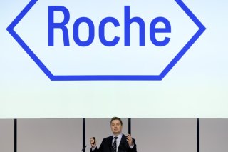 Roche, ici son patron Thomas Schinecker, va acquérir l'américain Telavant et les droits pour un traitement gastroentérologique auprès de Roivant pour 7,1 milliards de dollars. (archives) KEYSTONE/GEORGIOS KEFALAS