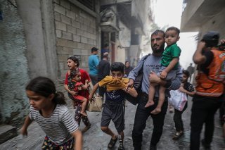 Les bombardements israéliens se sont intensifiés au cours des dernières 24 heures. Ils ont fait plus de 70 morts, selon le gouvernement du Hamas, dont 17 personnes tuées par une attaque sur une maison à Jabaliya, dans le nord. KEYSTONE/EPA/MOHAMMED SABER