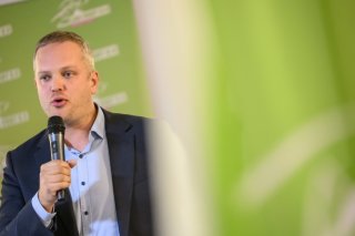 Raphaël Mahaim a été acclamé lundi soir par l'assemblée des Vert-e-s vaudois, après avoir officiellement annoncé le maintien de sa candidature pour le second tour des élections fédérales au Conseil des Etats. Keystone/JEAN-CHRISTOPHE BOTT