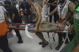 Un blessé palestinien transporté lundi à l'hôpital al-Shifa de Gaza City, alors que, selon le Hamas, les frappes de Tsahal ont fait plus de 140 morts et des centaines de blessés la nuit suivante. KEYSTONE/AP/Abed Khaled