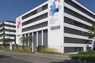 Idorsia qui dénombrait fin juillet quelque 1300 collaborateurs compte en outre sur le non remplacement de départs volontaires, ainsi que sur la suppression de positions vacantes pour parvenir à son objectif de réduction (archives). KEYSTONE/GEORGIOS KEFALAS