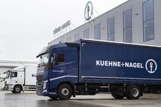 Le spécialiste de la logistique Kühne+Nagel a enregistré des résultats en fort repli au troisième trimestre 2023, après avoir bénéficié d'une explosion des activités engendrée par la pandémie de coronavirus. (archives) KEYSTONE/GAETAN BALLY