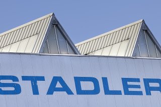 Le loueur de matériel ferroviaire roulant Alpha Trains a passé une commande de douze locomotives à six essieux de type Euro 9000 auprès du constructeur thurgovien Stadler Rail. (archives) KEYSTONE/MICHAEL BUHOLZER