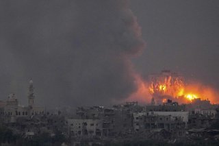 Après l'escalade des violences entre Israéliens et Palestiniens, le DFAE suspend son aide à onze ONG des deux camps. KEYSTONE/AP/Ariel Schalit