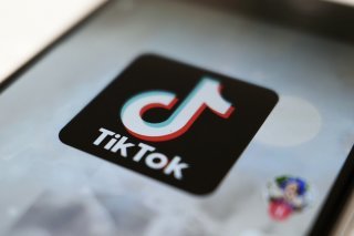 Le réseau social TikTok assure disposer d'un effectif de 6.125 personnes dédiées à la modération des contenus dans la seule Union européenne, sur un total de 40.000 personnes chargées de protéger ses utilisateurs dans le monde. (archive) KEYSTONE/AP/KIICHIRO SATO