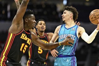 Clint Capela (15) et les Hawks ont subi la loi des Hornets mercredi KEYSTONE/AP/Matt Kelley