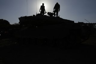 Tsahal est entré dans Gaza avec des chars dans la nuit de mercredi à jeudi. Il en est ressorti à l'aube. KEYSTONE/AP/Ohad Zwigenberg