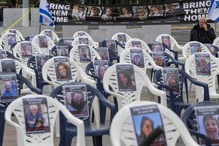 Chaque chaise ou poussette sur la Place des Nations avait un portrait d'un otage israélien sur elle. KEYSTONE/MARTIAL TREZZINI