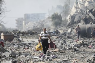 L'armée israélienne bombarde sans relâche la bande de Gaza où s'entassent 2,4 millions de Palestiniens, soumis aussi à "un siège total" qui les prive d'eau, de nourriture et d'électricité. Des images satellite publiées jeudi montrent des quartiers entiers rasés par les bombes. KEYSTONE/AP/Ali Mahmoud